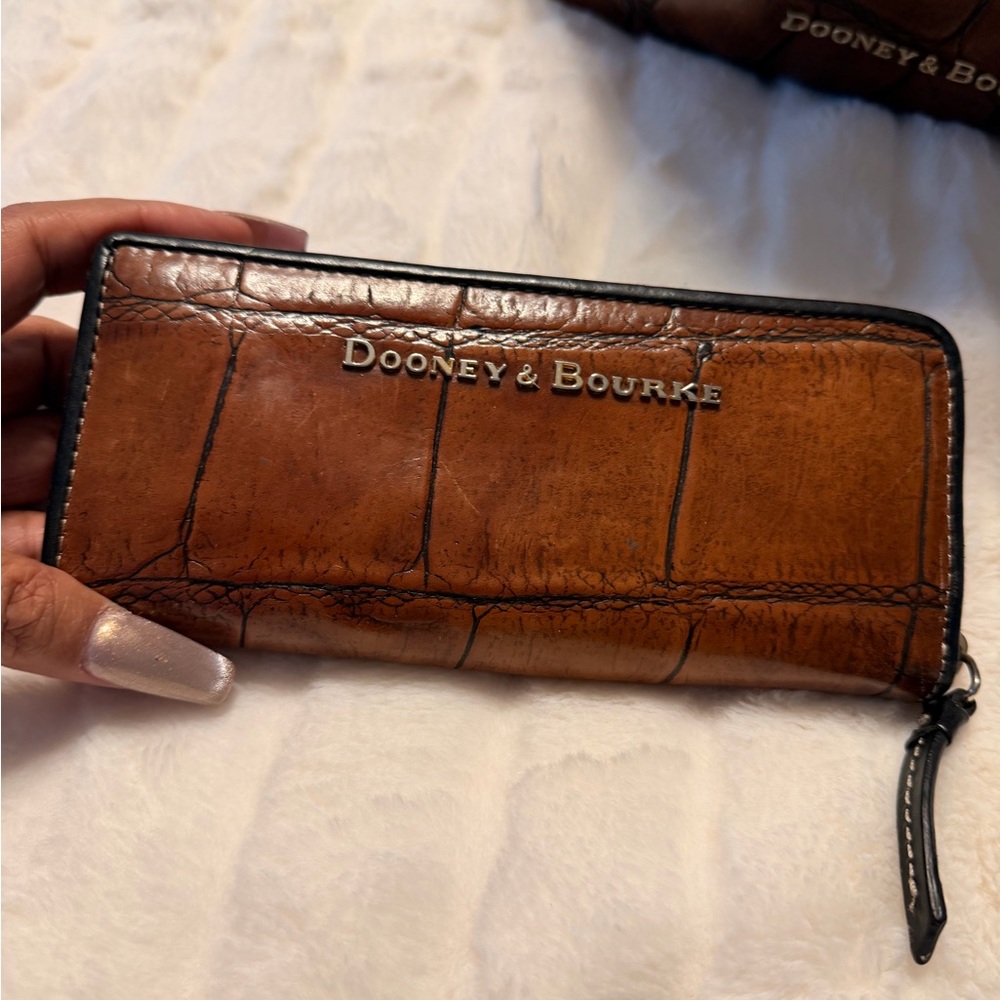 Dooney & Bourke Tan Croc-Embossed Shoulder Bag with wallet - Picture 6 of 7